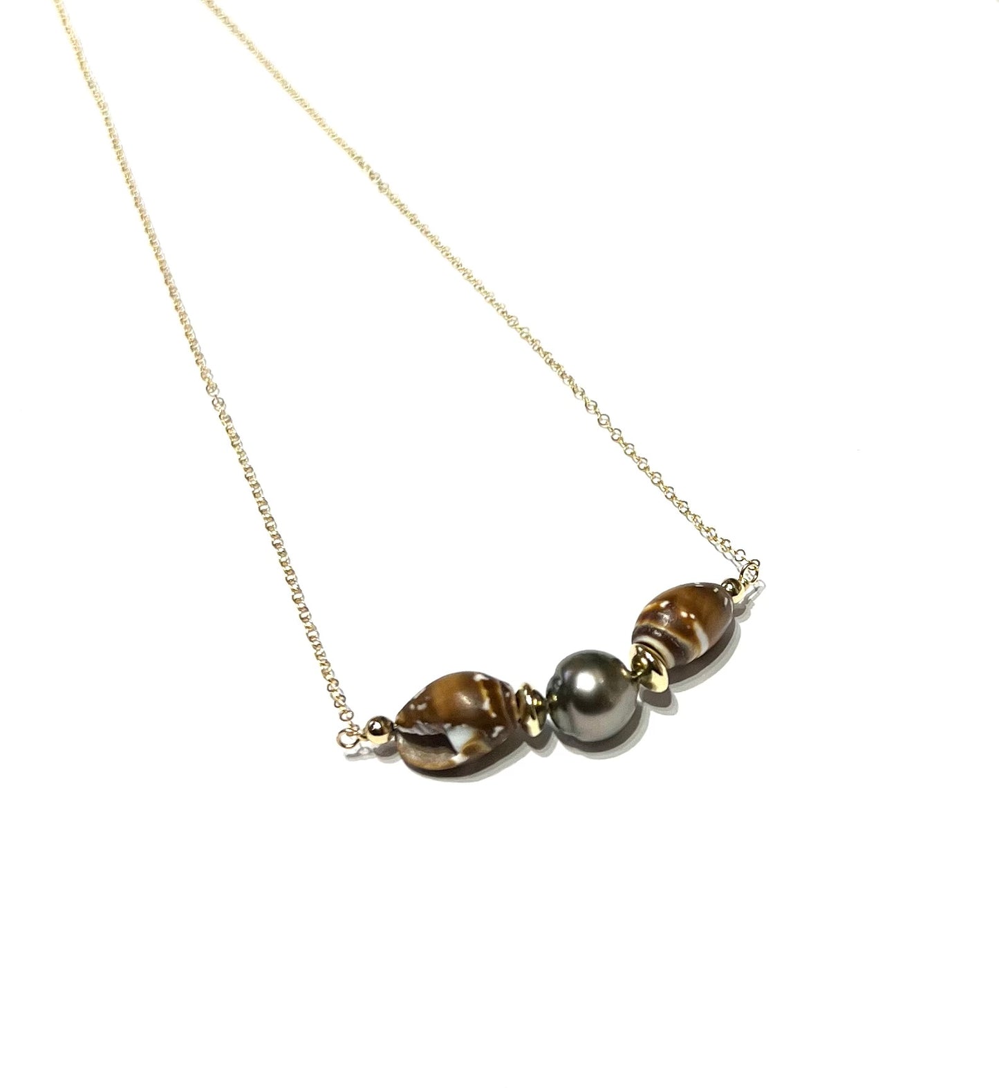 Shell and Tahitian pearl necklace