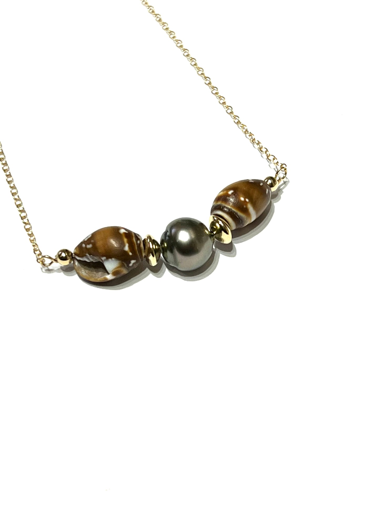 Shell and Tahitian pearl necklace