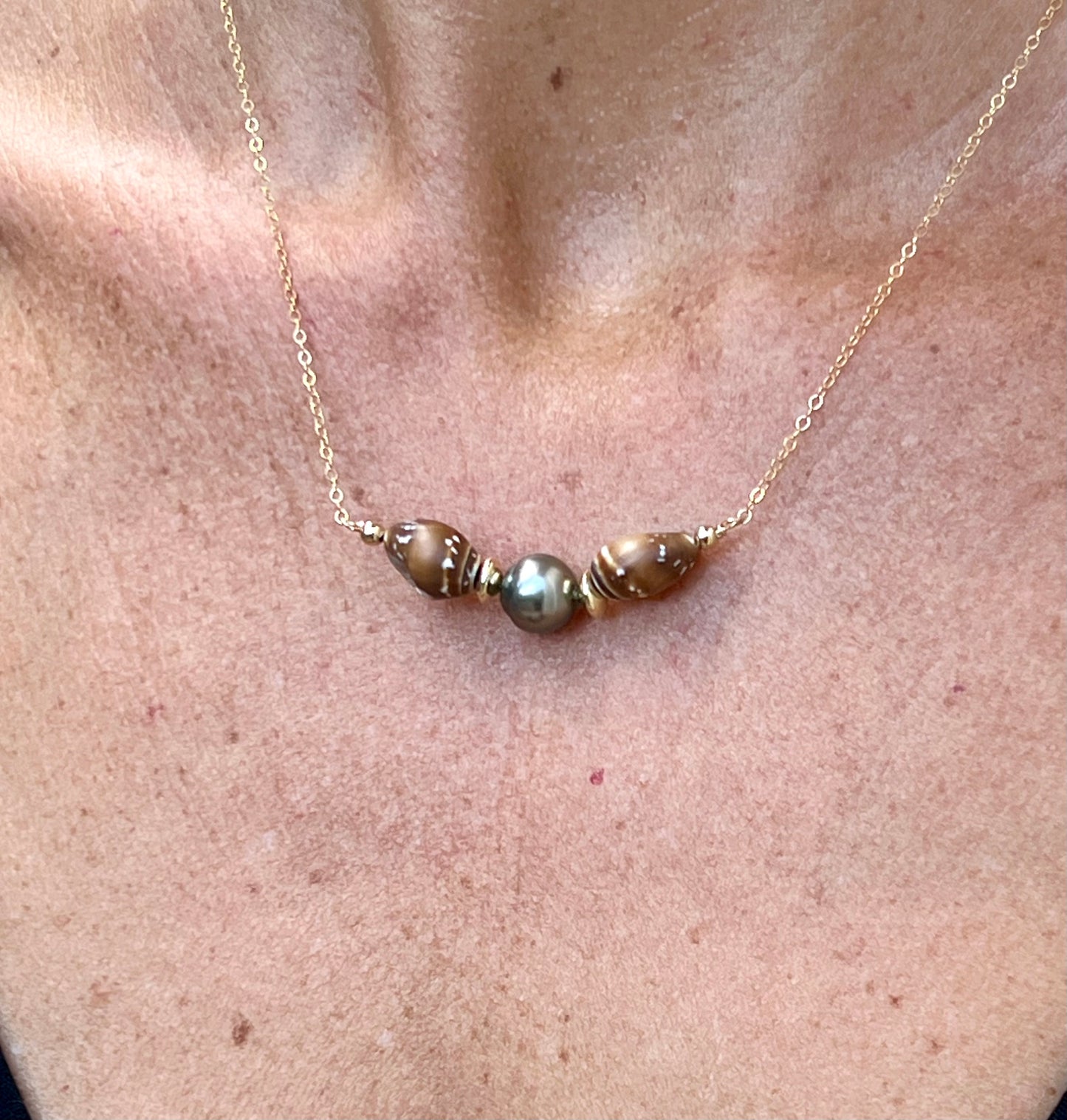 Shell and Tahitian pearl necklace