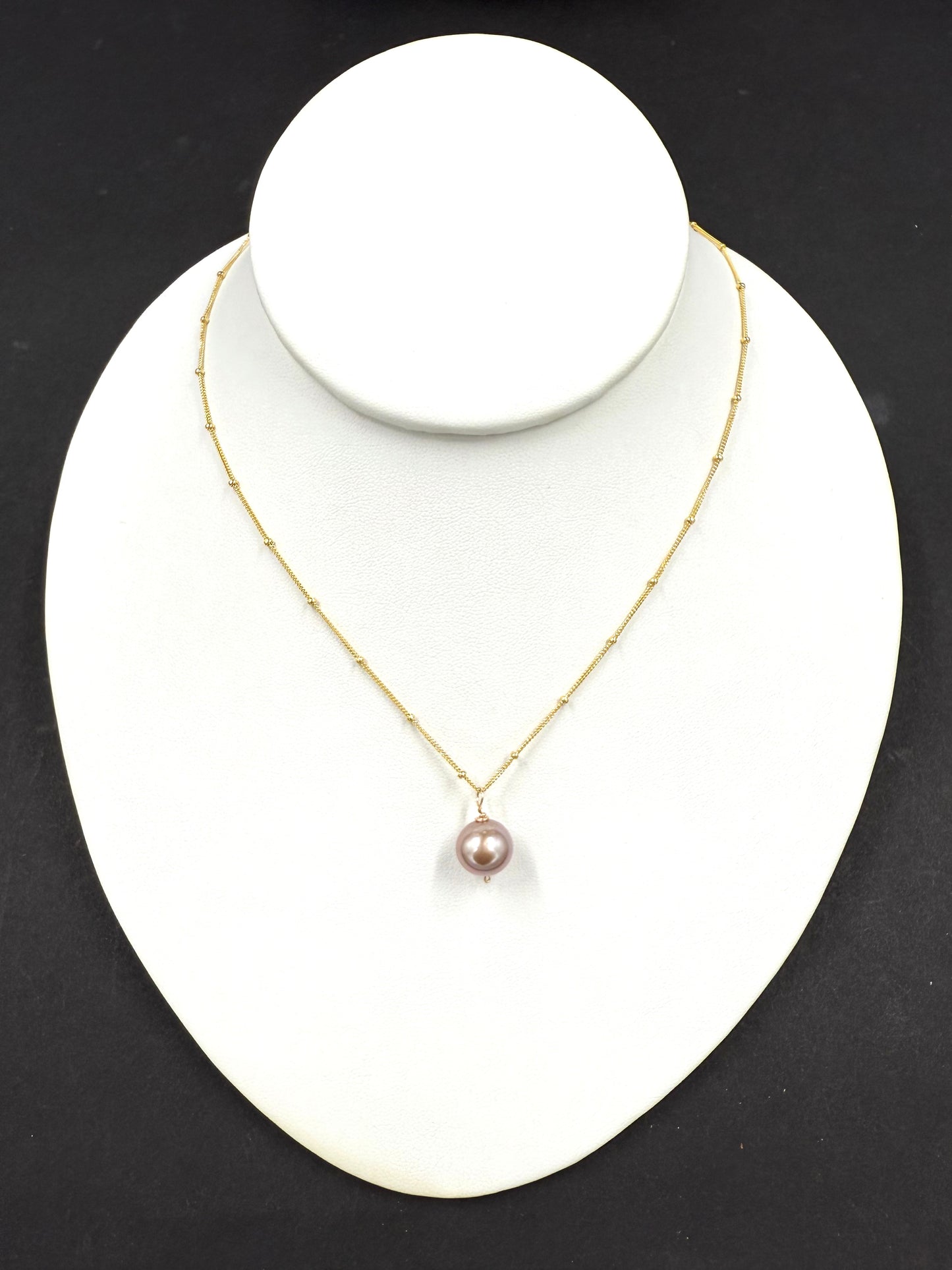 Tahitian pearl or Edison pearl necklace in satellite chain