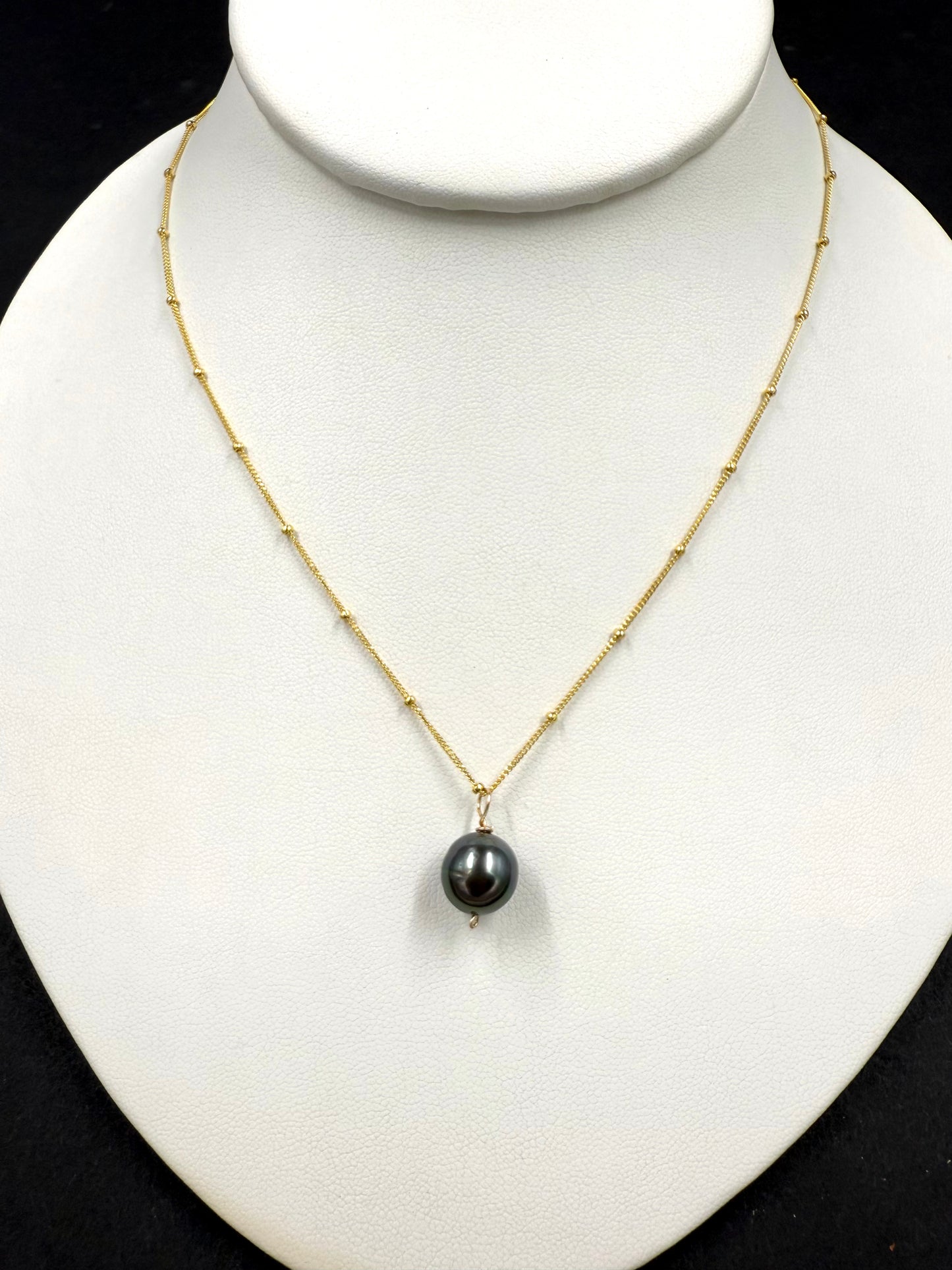 Tahitian pearl or Edison pearl necklace in satellite chain