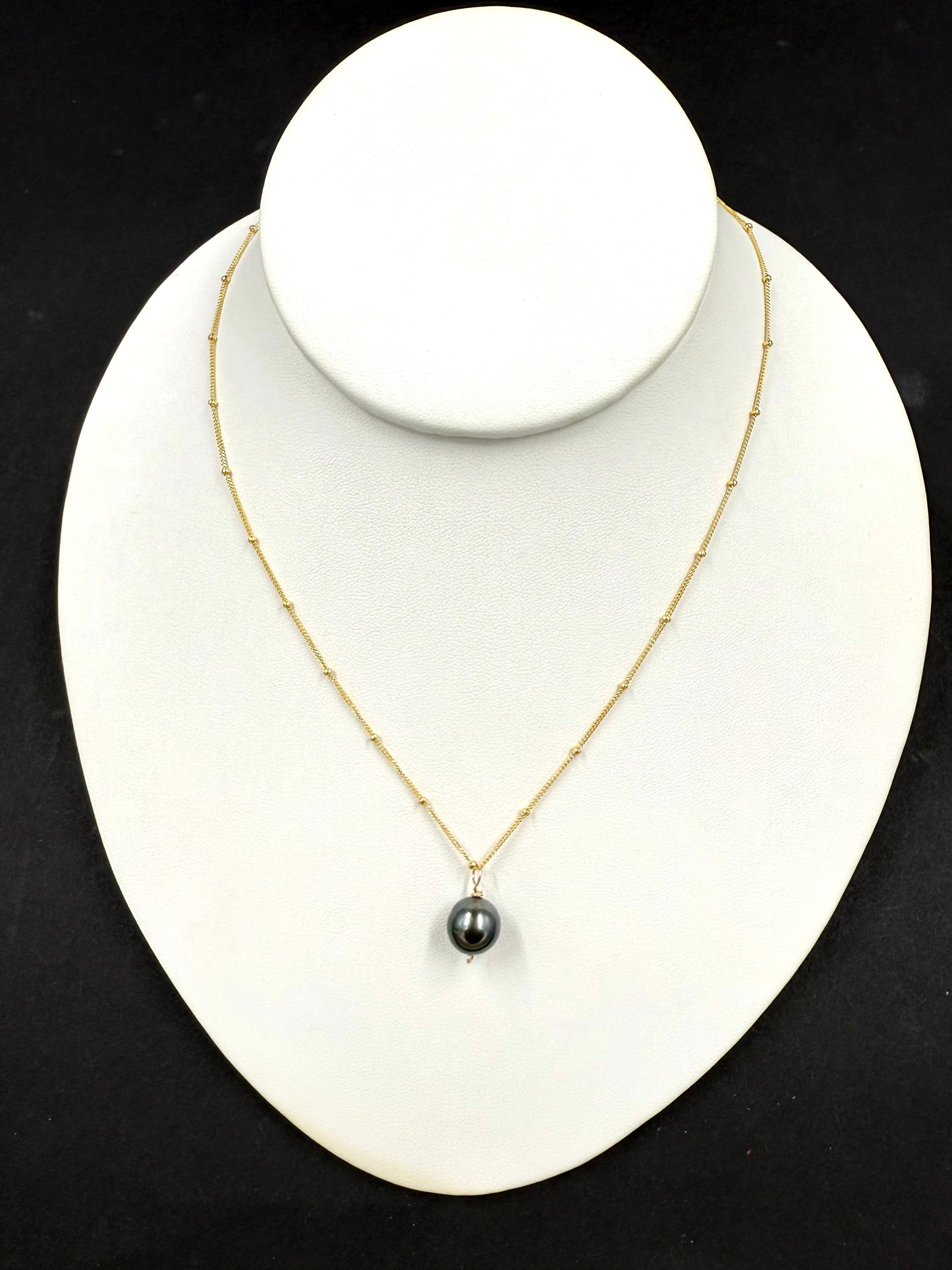 Tahitian pearl or Edison pearl necklace in satellite chain