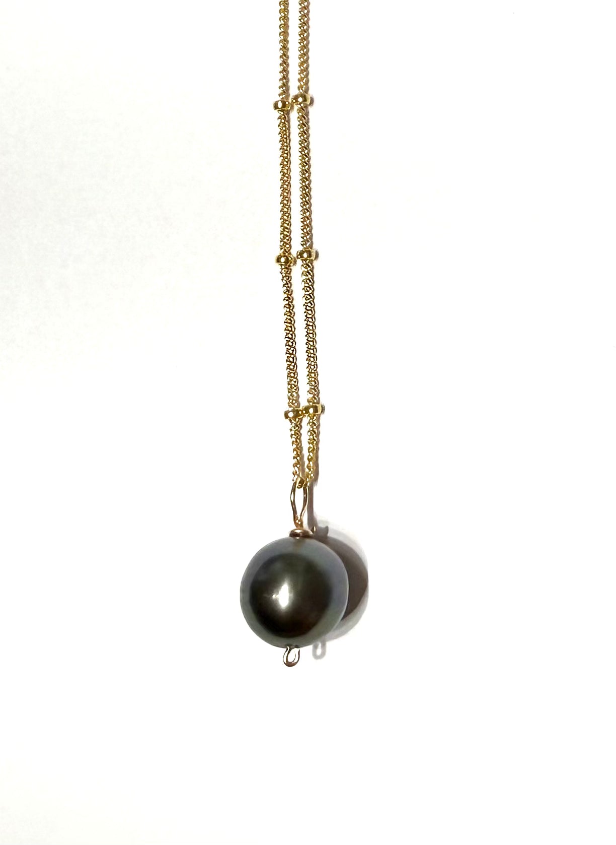 Tahitian pearl or Edison pearl necklace in satellite chain