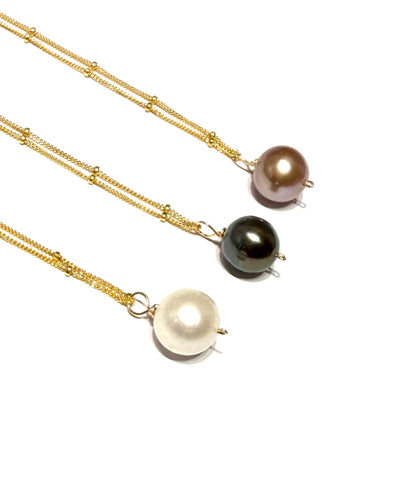 Tahitian pearl or Edison pearl necklace in satellite chain