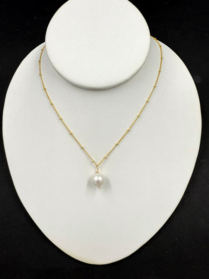 Tahitian pearl or Edison pearl necklace in satellite chain