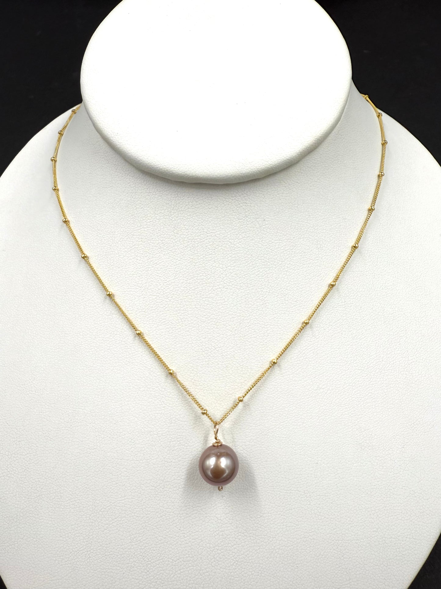 Tahitian pearl or Edison pearl necklace in satellite chain