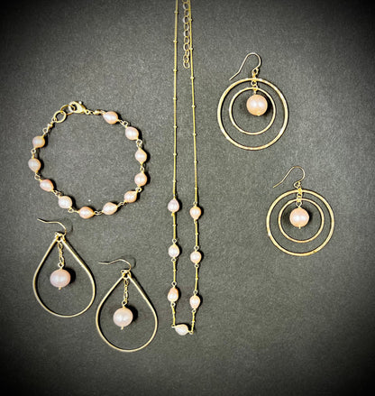 Pink Edison pearl double hoops earrings